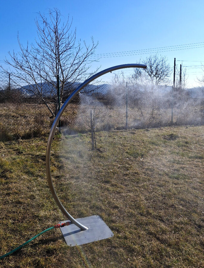 Mlhoviště Lampa v provozu, mlha nad trávníkem